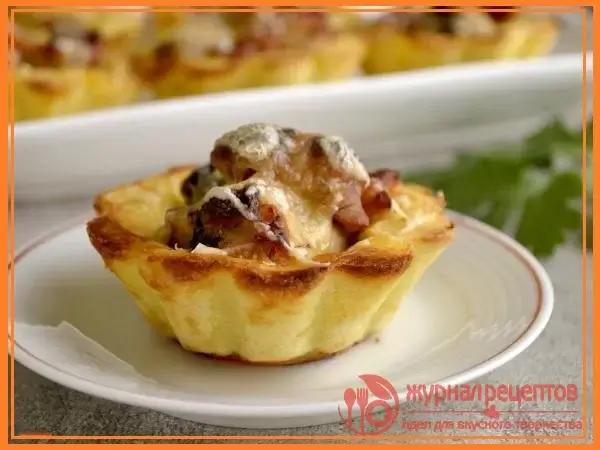 Фото с (Тарталетки из картофеля с куриным филе и сыром - рецепт новогодней закуски)