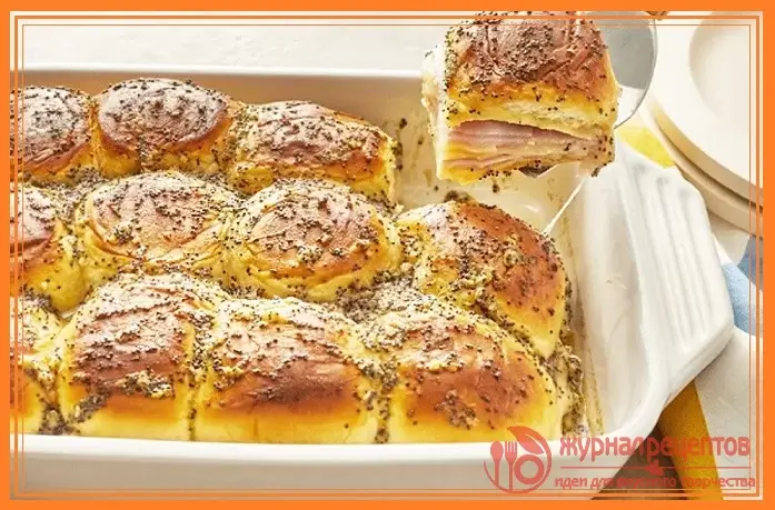 Фото с (Рецепт закуски на скорую руку: Ароматные булочки с ветчиной и сыром под пикантной заливкой)