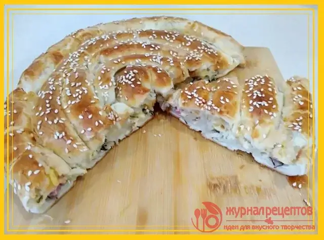 Фото с (Пирог-улитка с колбасой и сыром - рецепт лайфака для вкусной жизни)